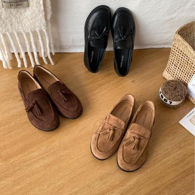 Осень-зима 2025 новая замшевая обувь на толстом каблуке с бахромой на мягкой подошве, закрывающая стопу, с глубоким вырезом, универсальная, в стиле колледжа, маленькие одинарные туфли