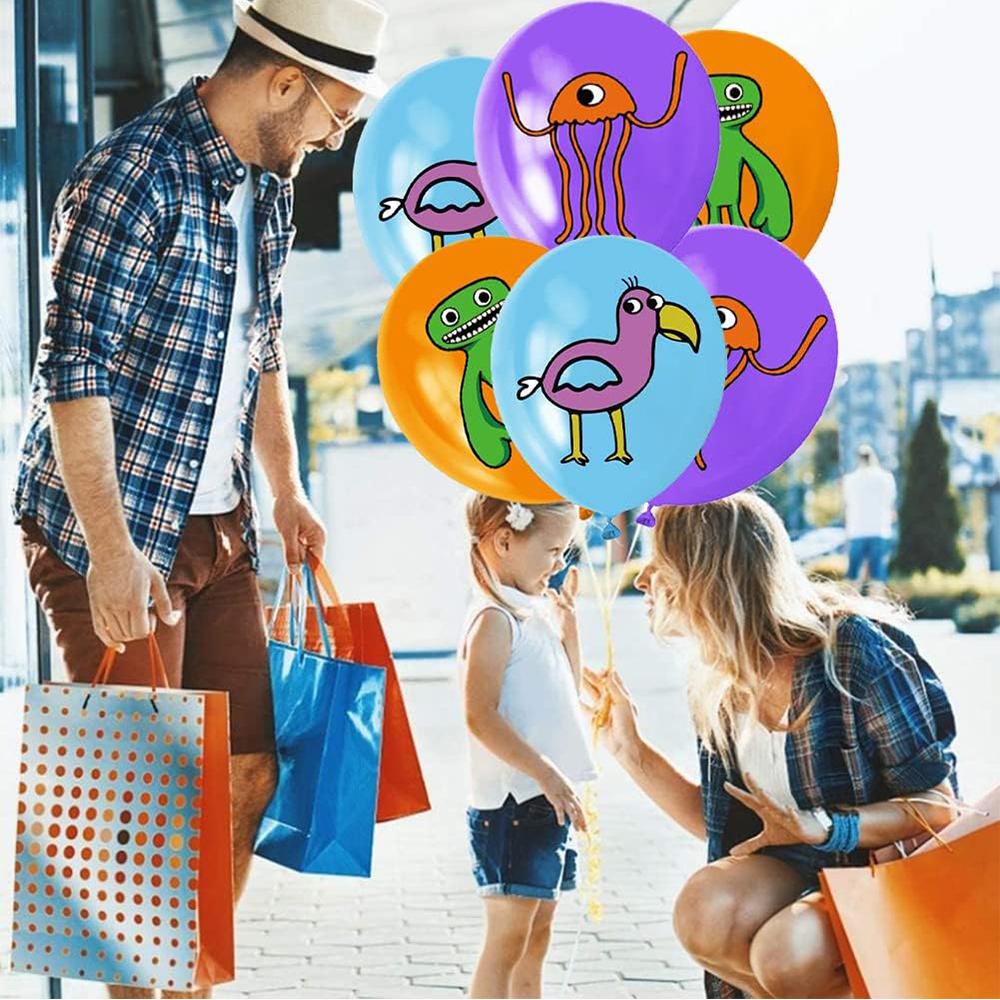 Декорации для тематической вечеринки «Сад Банбана» включают воздушные шары для торта и баннера.