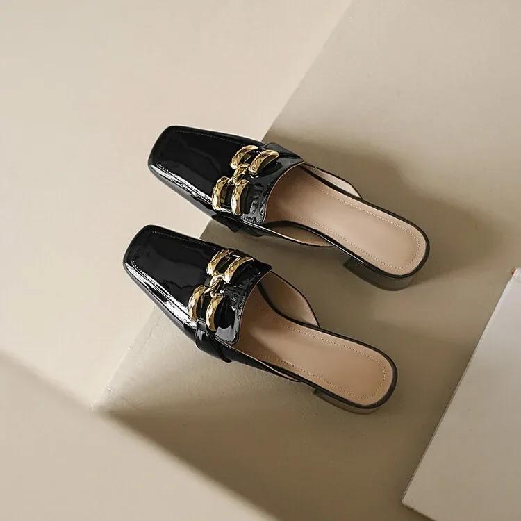 Fashion Fashion Cover Toe Chain Decoration Womens Half Slippers Outdoor Slides Med Heeled Mules Shoe 2024 Luxury Square Heel
