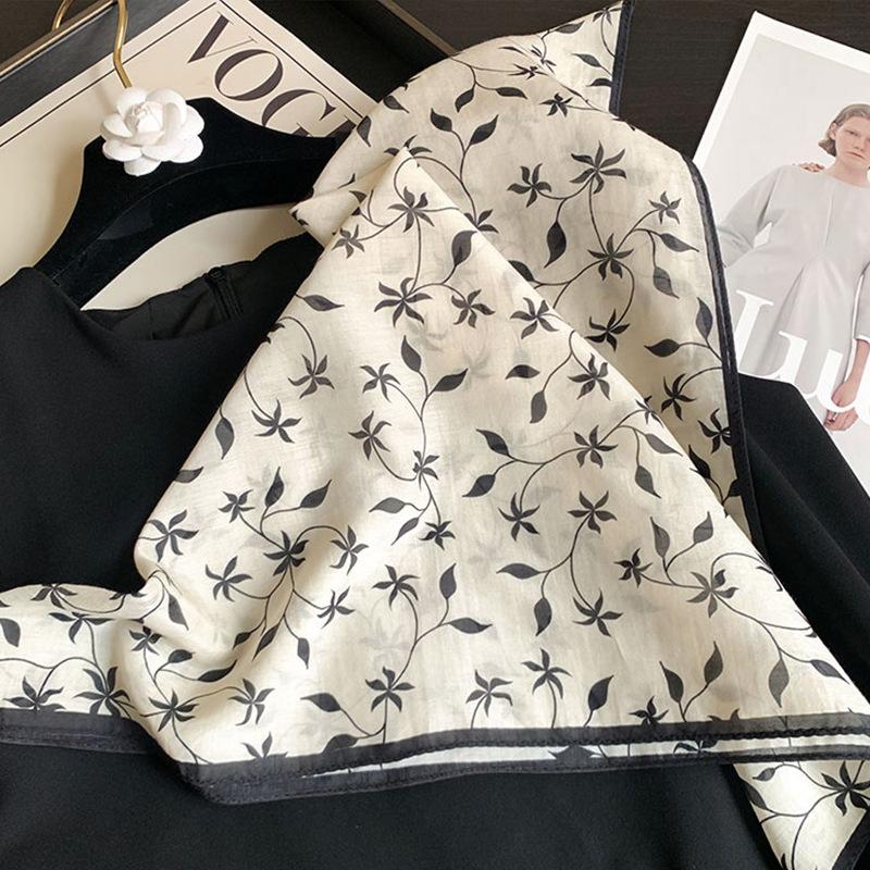 Fashion silk scarf women's new high-end small square scarf versatile spring and autumn scarf women's printed silk scarf accessories