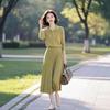 Элегантный вязаный свитер оливкового цвета и миди-юбка для зрелых женщин