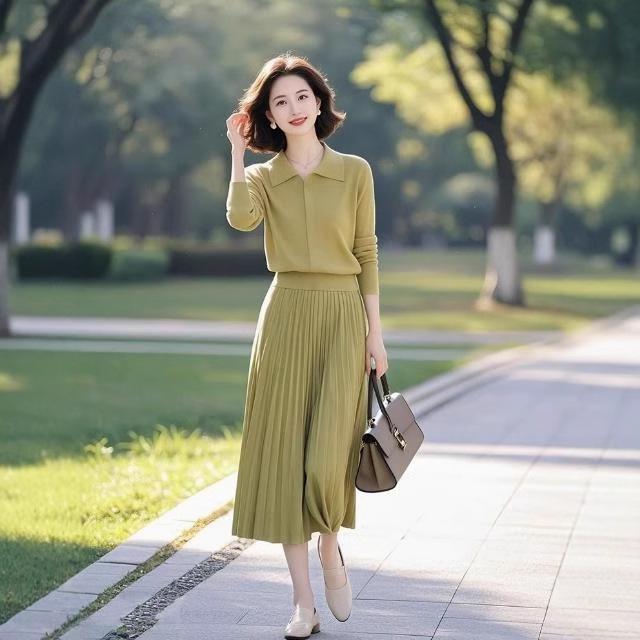 Элегантный вязаный свитер оливкового цвета и миди-юбка для зрелых женщин