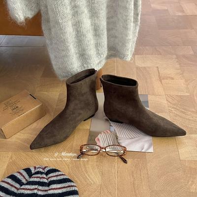 Остроносые низкие толстые каблуки не уставшие ноги замшевые короткие ботинки женские 2025 осень и зима новые французские ретро короткие трубы тонкие модные ботинки