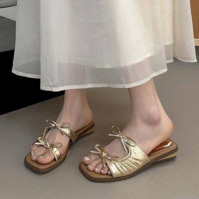 Французские квадратные шлепанцы на одно слово женские летние 2025 новые в иностранном стиле с высокой ценностью легкая юбка низкий каблук крутые шлепанцы