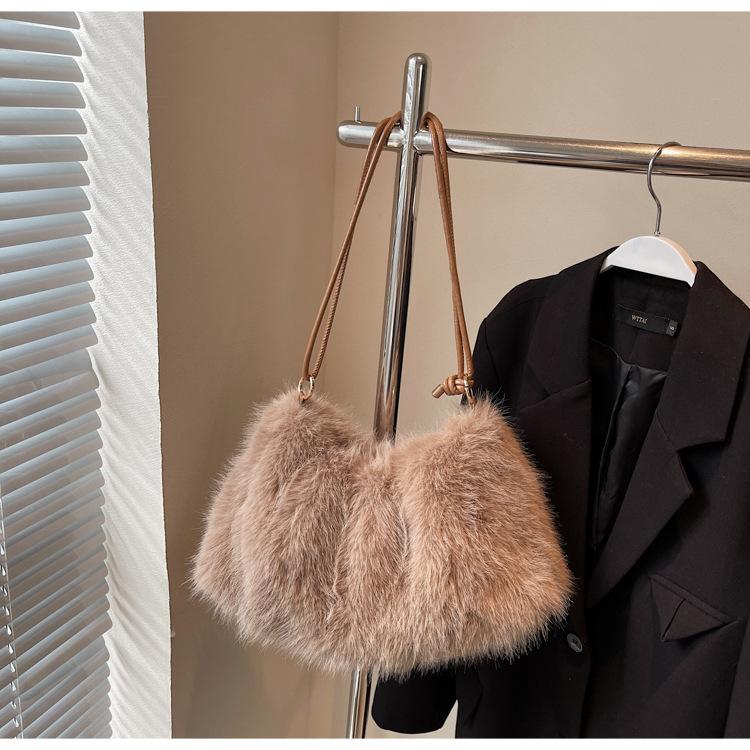 2025 новая модная осенне-зимняя плюшевая сумка, универсальная, большой вместимости, подмышечная женская сумка, корейская версия, нишевая наплечная сумка-мессенджер