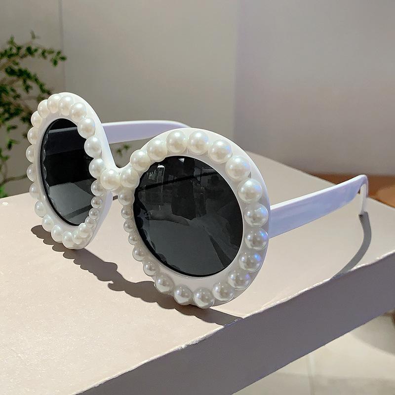 Non-polarized Retro Round Shades Women Chic White Pearl Decor Sunglasses Original Brand High Quality Vacation Beach Sun Glasses