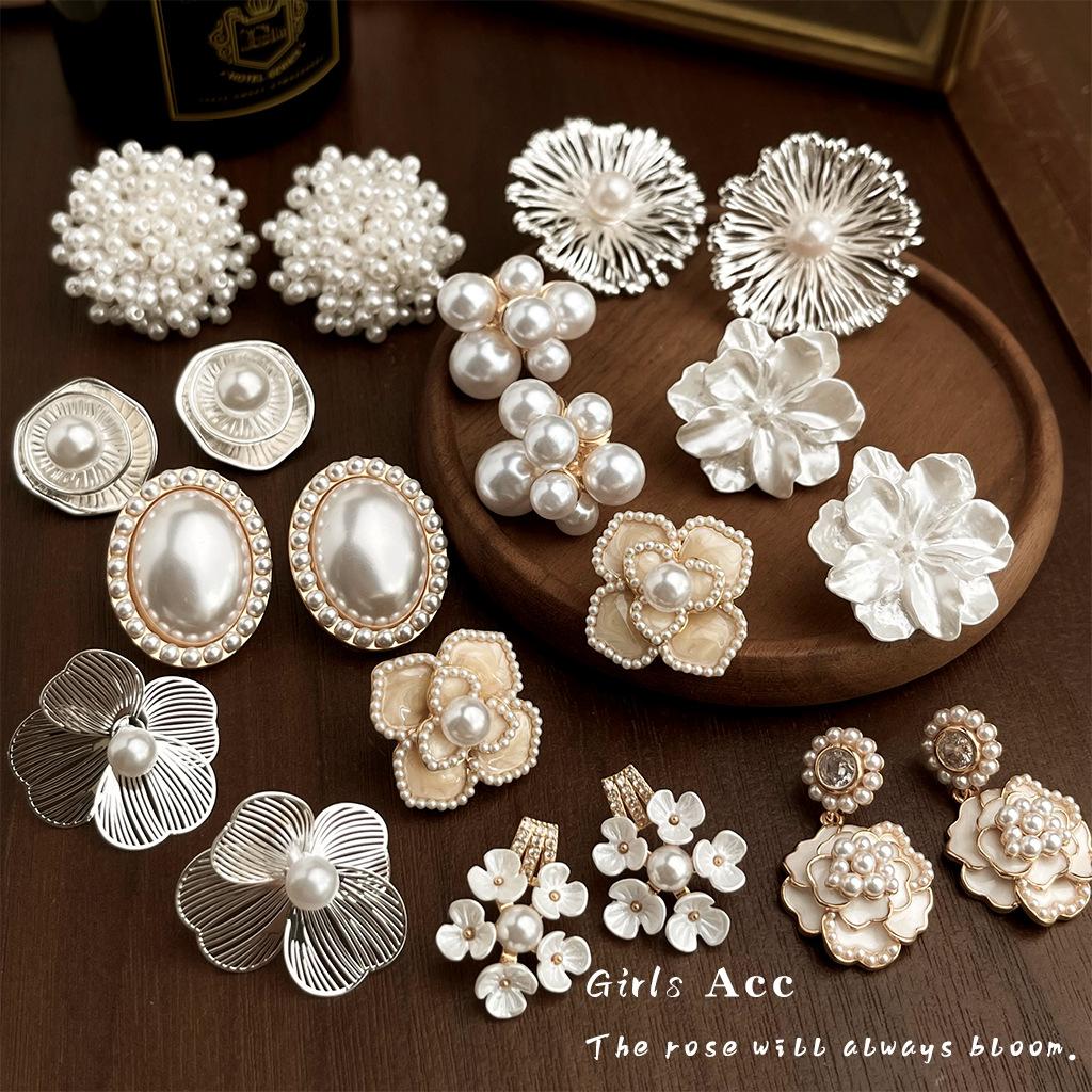 Light Luxury Heavy-Duty Shiny Floral Earrings: Artistic Retro Style Stud Earrings with High-End Feel for Brides