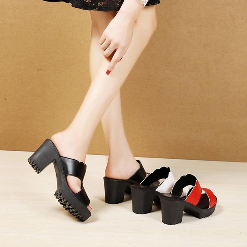 Сандалии и тапочки с мягкой подошвой на высоком каблуке. Женские летняя верхняя одежда из мягкой кожи на толстом каблуке. Нескользящие тапочки большого размера на толстой подошве.