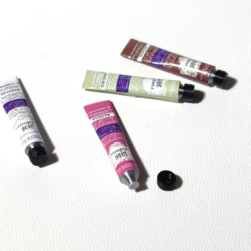 2 шт. Кукольный домик Миниатюрный крем для рук Декор сцены макияжа Аксессуары для кукольного домика Мини реквизит для красоты