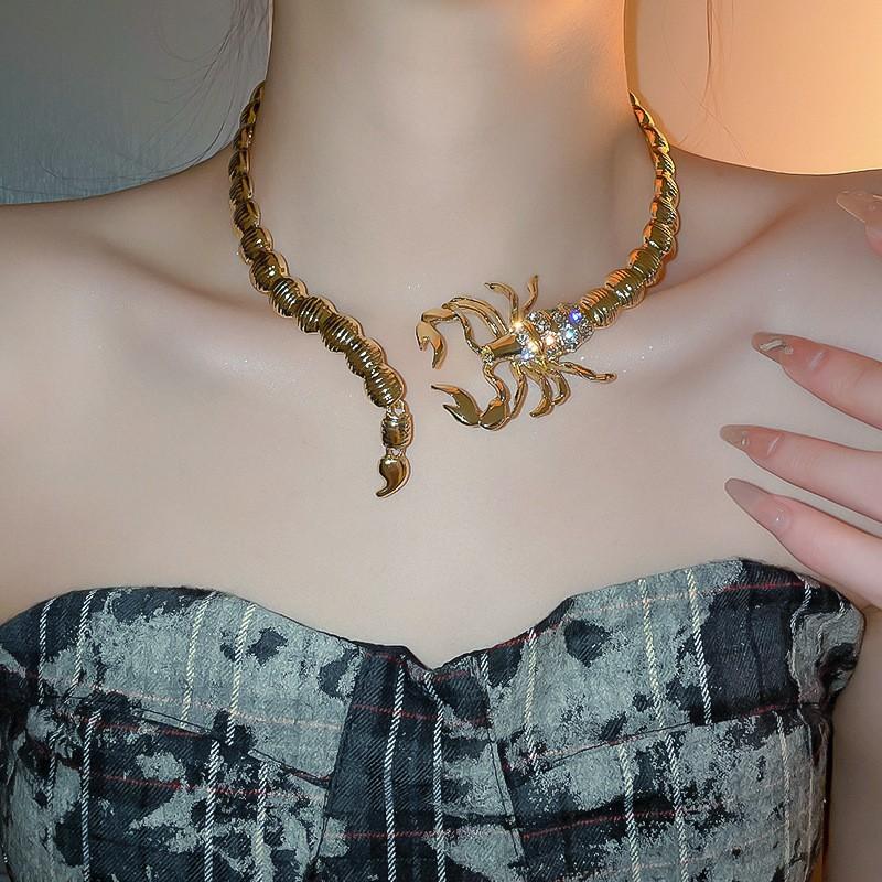 Цепочка на ключицу в виде скорпиона с открытым воротником, украшенная бриллиантами