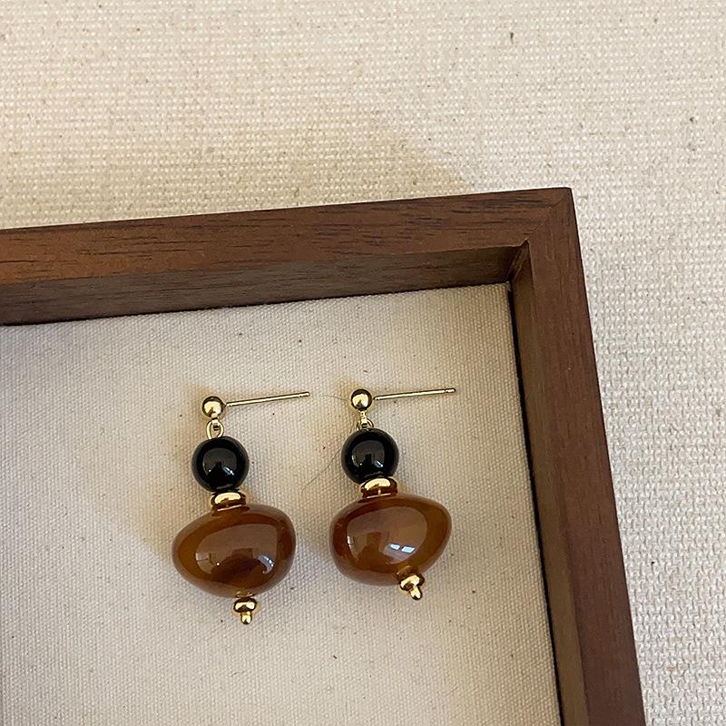 Изысканные серьги-пусеты из коричневой смолы Maelard для женщин: Высококлассные, модные и универсальные осенне-зимние аксессуары для ушей