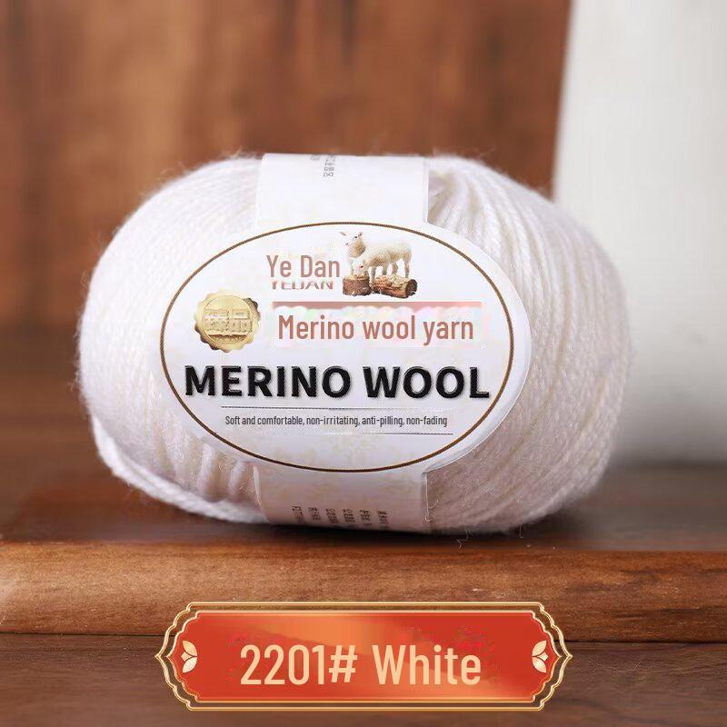 Тканая вручную пряжа из трех нитей мериносовой шерсти средней толщины — идеально подходит для кукольных свитеров, шарфов и шапок.. Изготовлено из 100% овечьей шерсти.