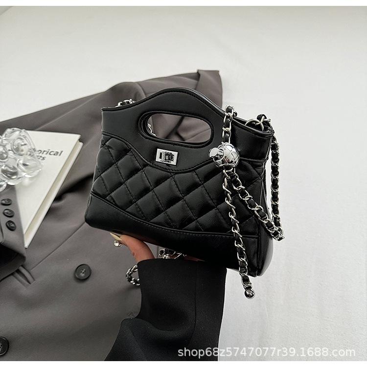 2025 New Women's Shoulder Messenger Bag Ins Korean Version of Xiaoxiangfeng Chain Hand Bag Fashionable Versatile Women's Bag