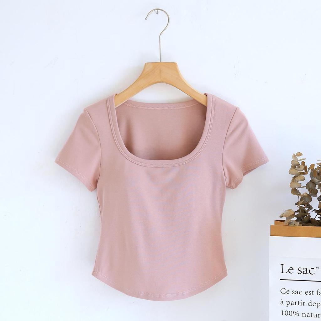 Женская футболка с коротким рукавом, подкладкой под грудь, неровным подолом, квадратным воротником и лифом-бюстгальтером — идеальный вариант для лета.