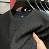 Летняя мужская футболка с круглым вырезом и короткими рукавами из дышащей текстурированной ткани, устойчивой к складкам, повседневные универсальные топы