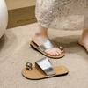 Корейская мода металлическая пряжка закрытый носок шлепанцы женские летние Нового года новые на плоской подошве удобные однословные прохладные шлепанцы