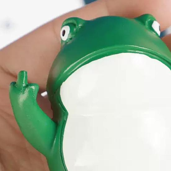 Flip-off Frog Figurine Resin Standing Frog Ornament Rebellious Middle Finger Mini Frog Statue for Home Office Desk Decoration
