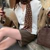 Простой и универсальный аксессуар для шейного платка. Коричневый шарф с принтом в горошек.