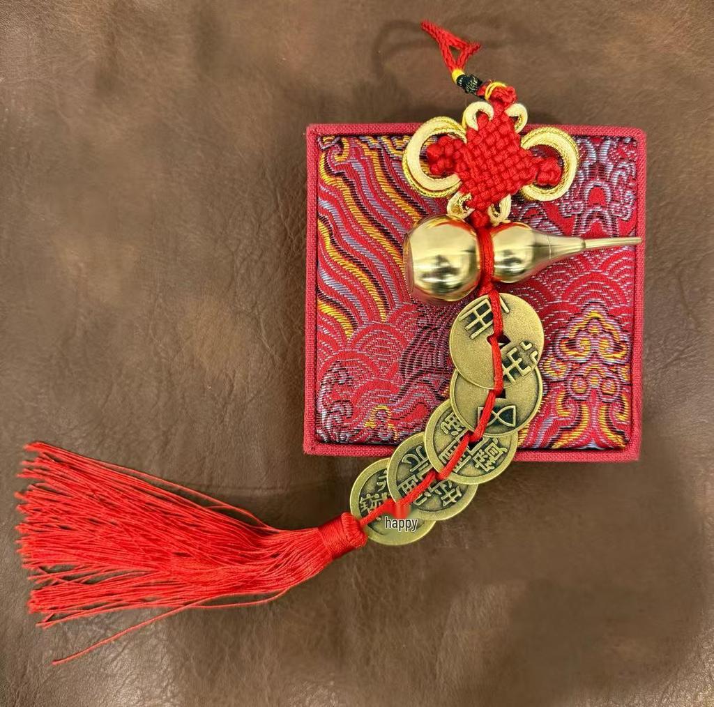 Медный кувшин-подвеска Пять Императоров с утолщенными монетами