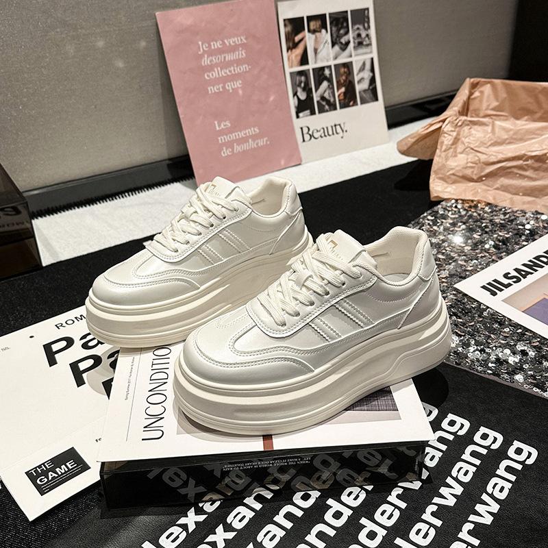 Европейские маленькие белые туфли женские кожаные толстые подошвы показывают тело новые популярные универсальные увеличивающие рост маленькие спортивные туфли для кексов