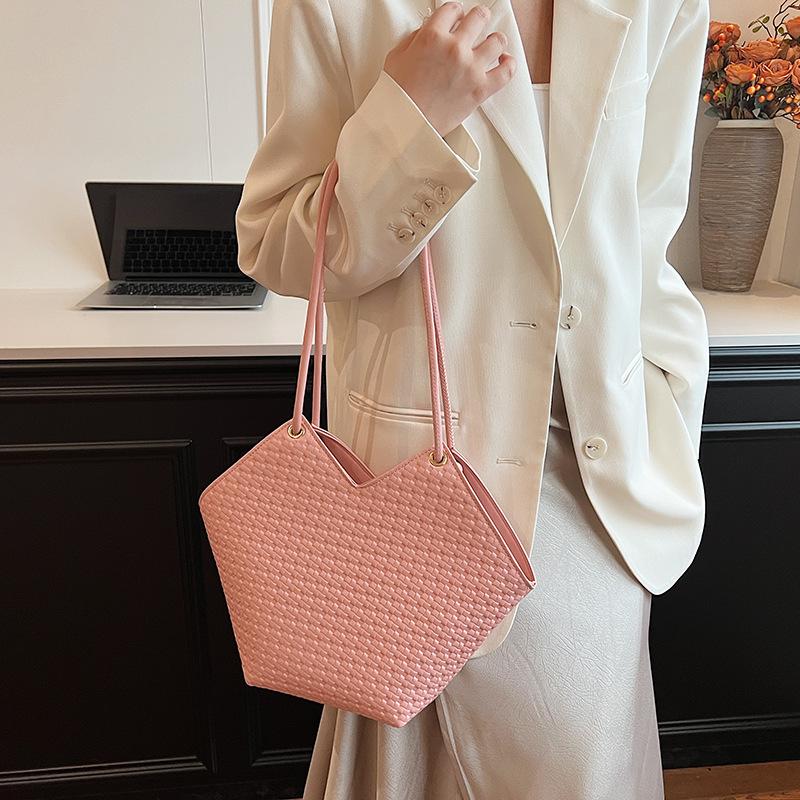 Премиальная сумка-тоут под мышкой женская корейская версия трендовая модная сумка на плечо 2025 лето новая плетеная женская сумка под мышкой