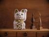 Счастливый Кот Украшение Кот Левая лапа поднята Керамический Счастливый кот Благоприятный Фэн-шуй Украшение (M-SIZE Белый) / _ Манэки-нэко (jw_M Белый)