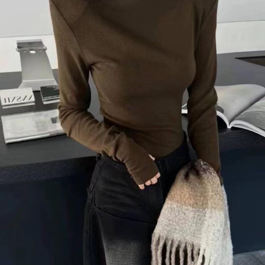 Женская белая бархатная футболка с длинным рукавом и высоким воротником, с подплечниками - Облегающий крой для осени/зимы 2025