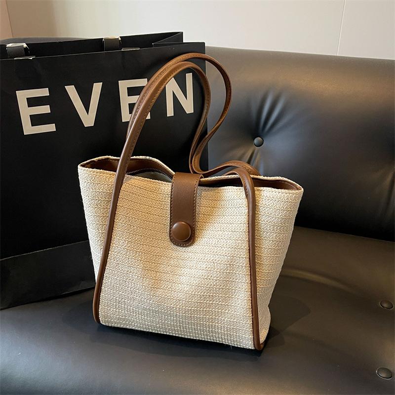 Woven straw bag women's large capacity 2025 new versatile seaside shoulder bag beach vacation commuter tote bag