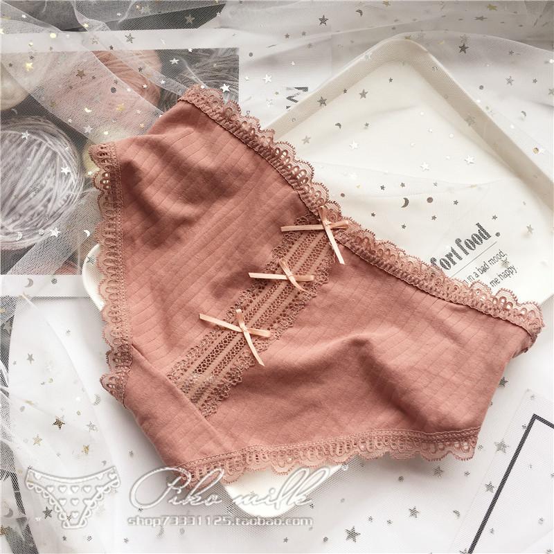 Симпатичные девчачьи эластичные большие удобные женские трусики с низкой посадкой и кружевным краем на бедрах