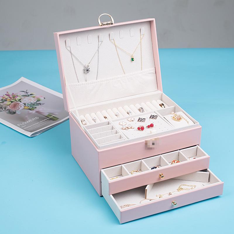 «Вместительная запирающаяся шкатулка для украшений с тремя ярусами и современным ромбовидным узором для ожерелий и сережек»