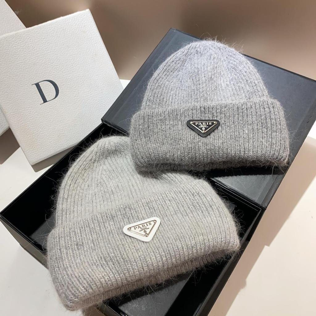 Зимняя шапка с защитой ушей французской вязки с мехом кролика - теплая, стильная, дизайн перевернутый треугольник, шерсть с двойным подгибом