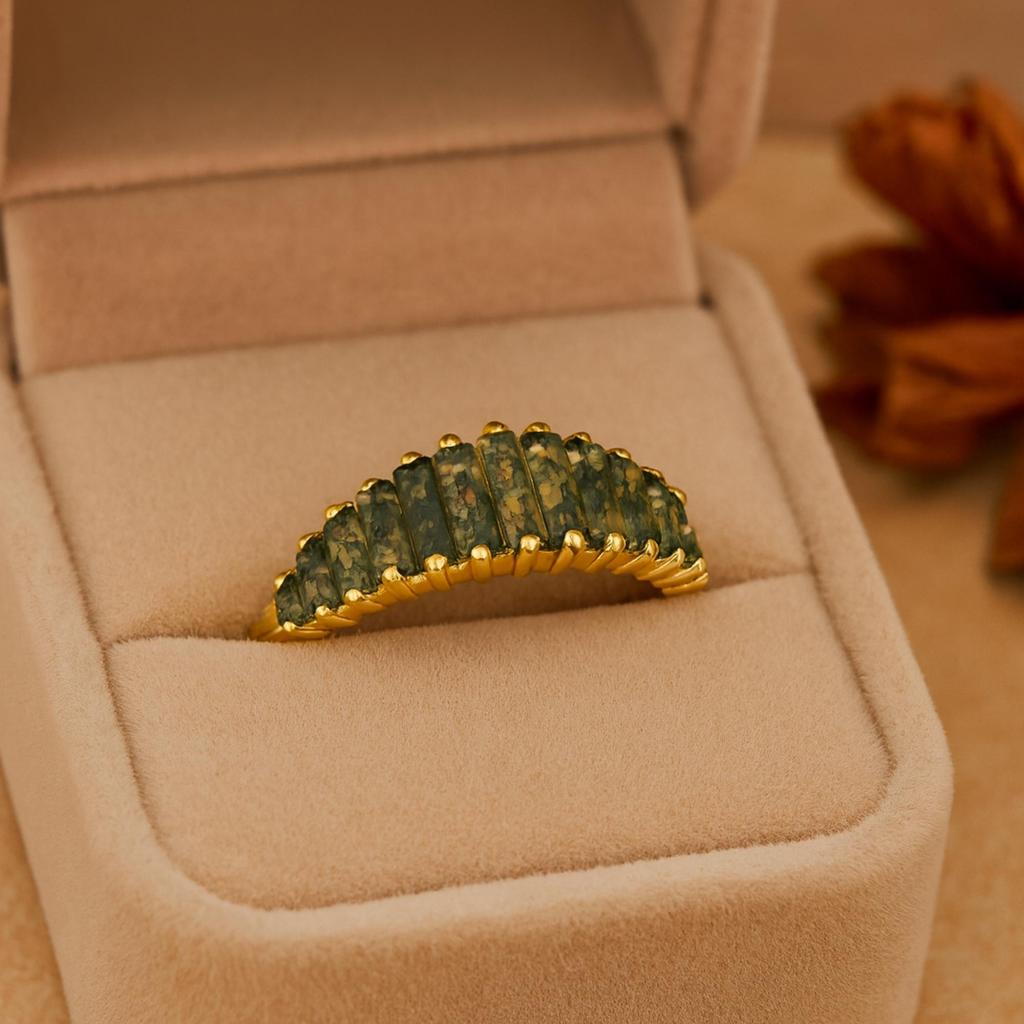 Кольцо-дорожка с багетными моховыми агатами – Уникальное кольцо с зелеными драгоценными камнями - Позолоченное серебро 925 пробы - Ювелирный подарок