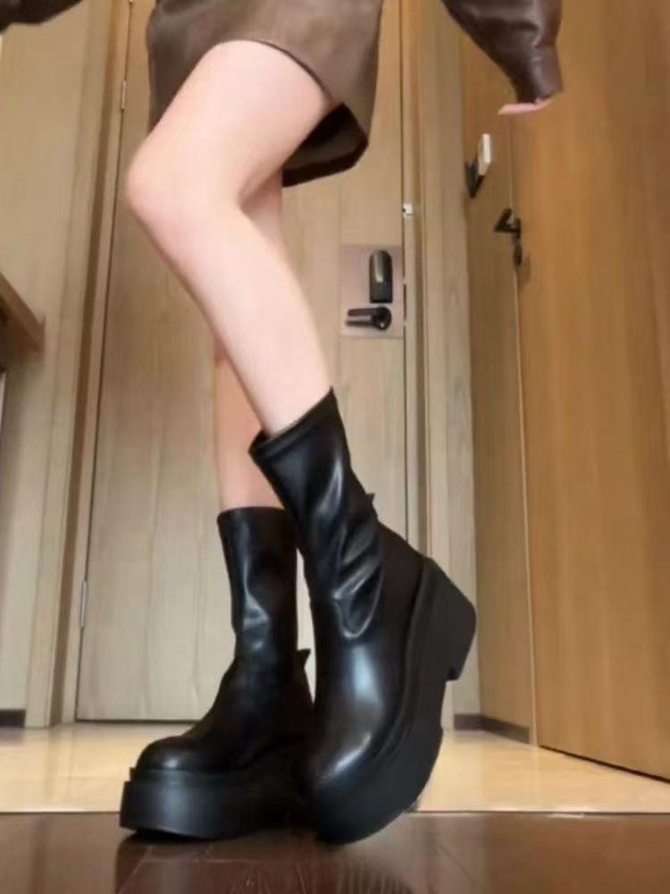 Модные универсальные маленькие узкие короткие ботинки женские 2025 новые осенне-зимние зарубежные на толстой подошве ботинки Мартин корейская версия модных ботинок