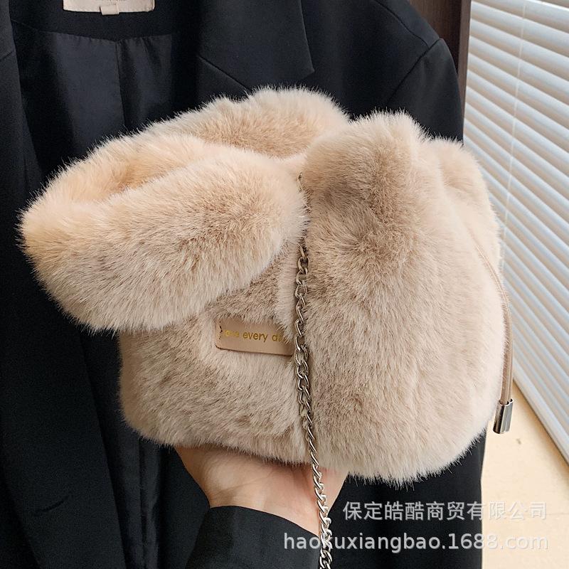 Плюшевая сумка женская 2025 новая осень и зима нишевая легкая роскошь высокий класс ручная сумка плечевая кроссбоди сумка-ведро