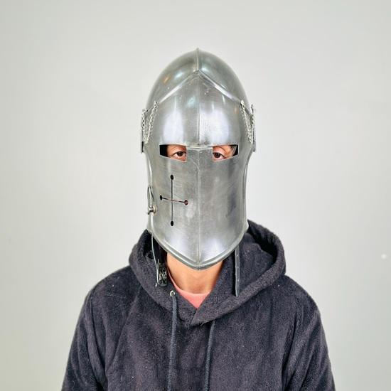 Серый шлем барбюта Средневековые рыцарские доспехи 18Ga Мягкая сталь LARP Косплей Хэллоуин Костюм Барбюта с забралом Шлем воина