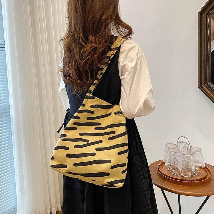 Trendy Large Capacity Striped Canvas Shoulder Bag For Young Women In Chic Colors