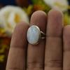 Кольцо с овальным драгоценным камнем из лунного камня, кольцо из цельного серебра 925 пробы, дизайнерское кольцо ручной работы, кольцо с безелем, кольцо с камнем рождения