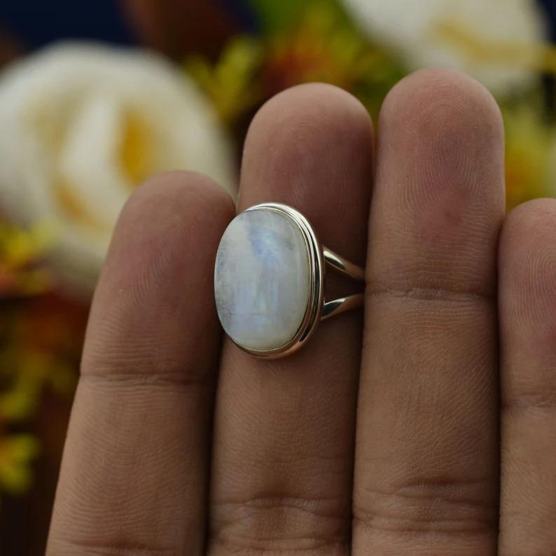 Кольцо с овальным драгоценным камнем из лунного камня, кольцо из цельного серебра 925 пробы, дизайнерское кольцо ручной работы, кольцо с безелем, кольцо с камнем рождения