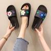 Модные тапочки, женские летние домашние нескользящие домашние туфли, мягкая верхняя одежда на толстой подошве, сандалии с цветочным узором