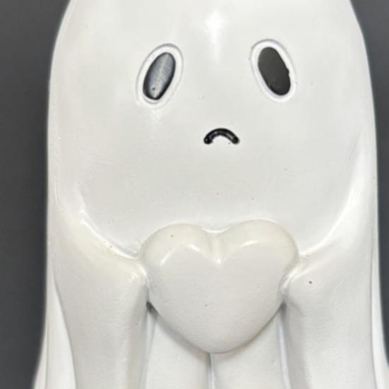 Halloween Love Heart Ghost Figurine Rude Middle Finger Ghost Statue Resin Sculpture Home Office Desktop Decoration Ornament