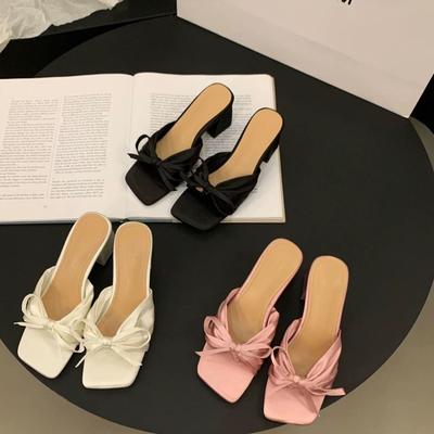 Модные тапочки Женская летняя обувь Шлепанцы Квадратный каблук Бант Pantofle Блок Мягкие 2025 Бант Скандалы Обувь Женская Слип