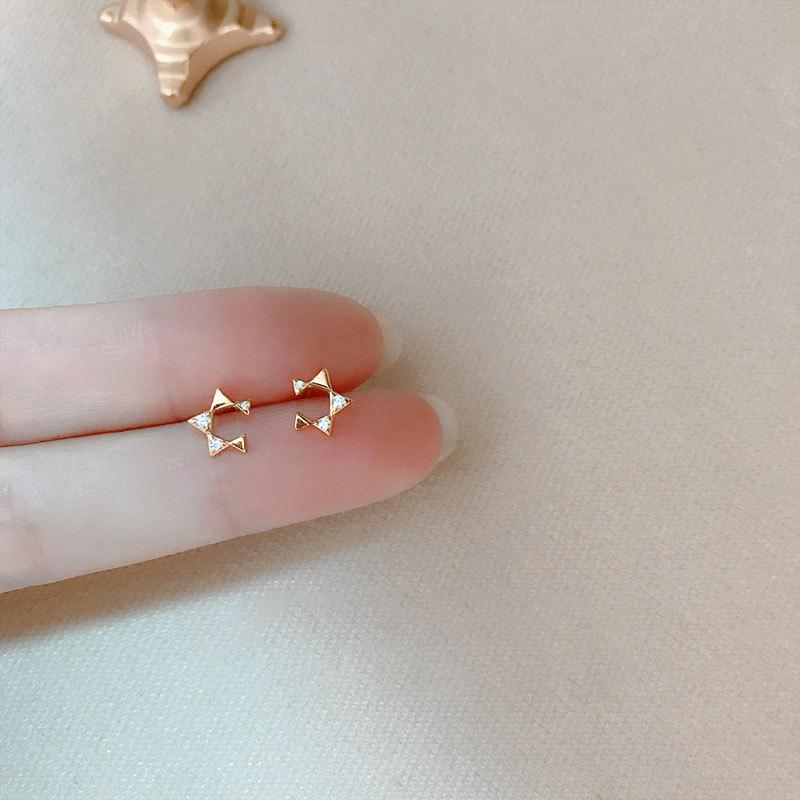Летние милые и классные серьги в виде пятиконечной звезды для женщин с нишевым дизайном, модные простые студенческие серьги