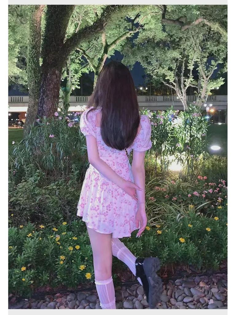 Элегантное платье с цветочным принтом и пышными рукавами, с квадратным вырезом