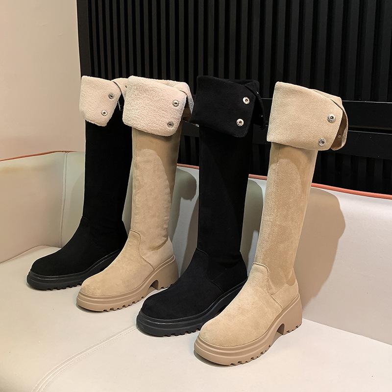 У Мамы Виноградинки есть те же самые сапоги-рыцари до колена, которые можно носить двумя способами, вельветовые сапоги на толстой подошве и толстом каблуке и кашемировые высокие сапоги с внутренней платформой.