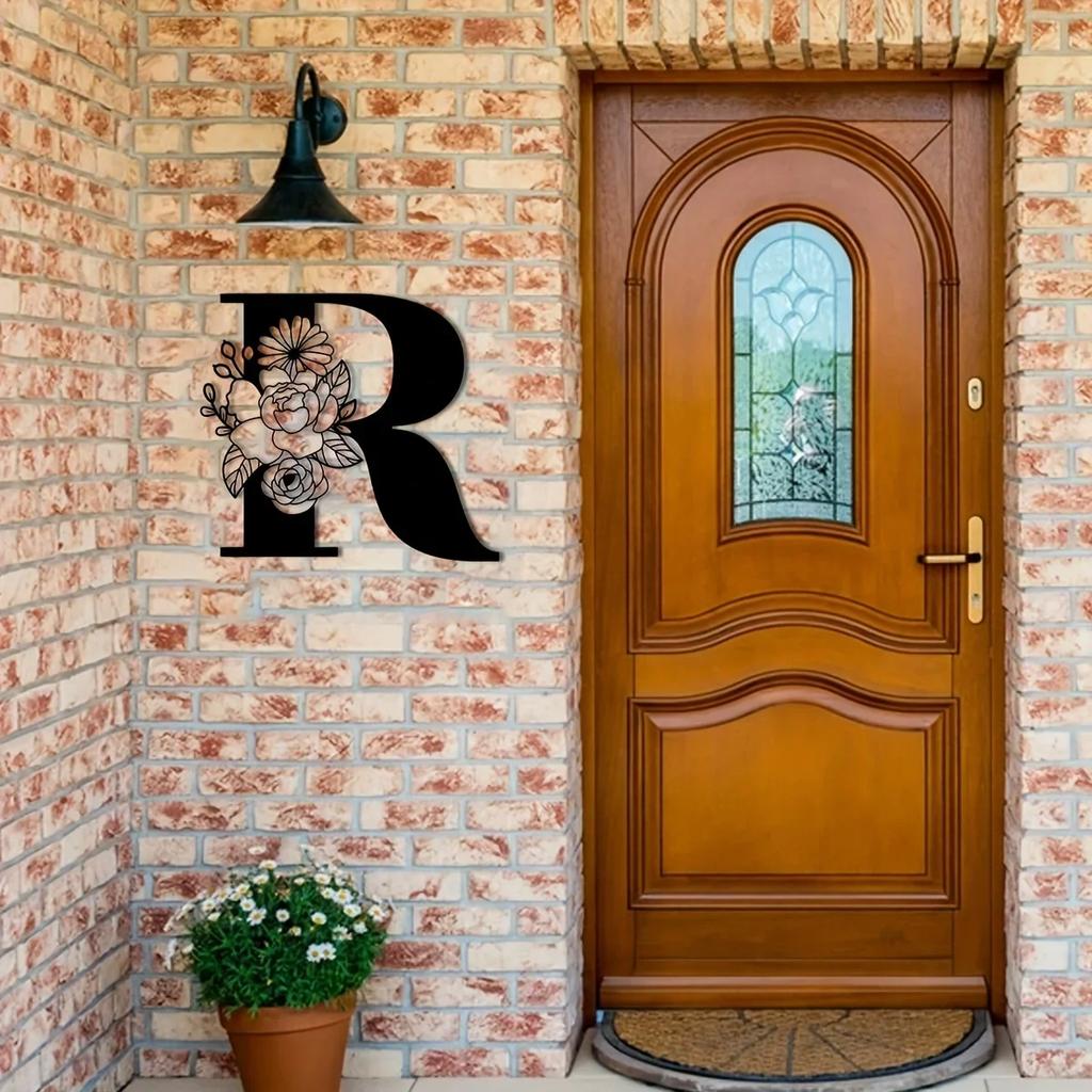 Потрясающая металлическая табличка с цветочными буквами-монограммами! Металлическое настенное искусство. Цветочный декор стен с заглавными буквами алфавита. Буквы для стен своими руками. Знак на заднем плане.