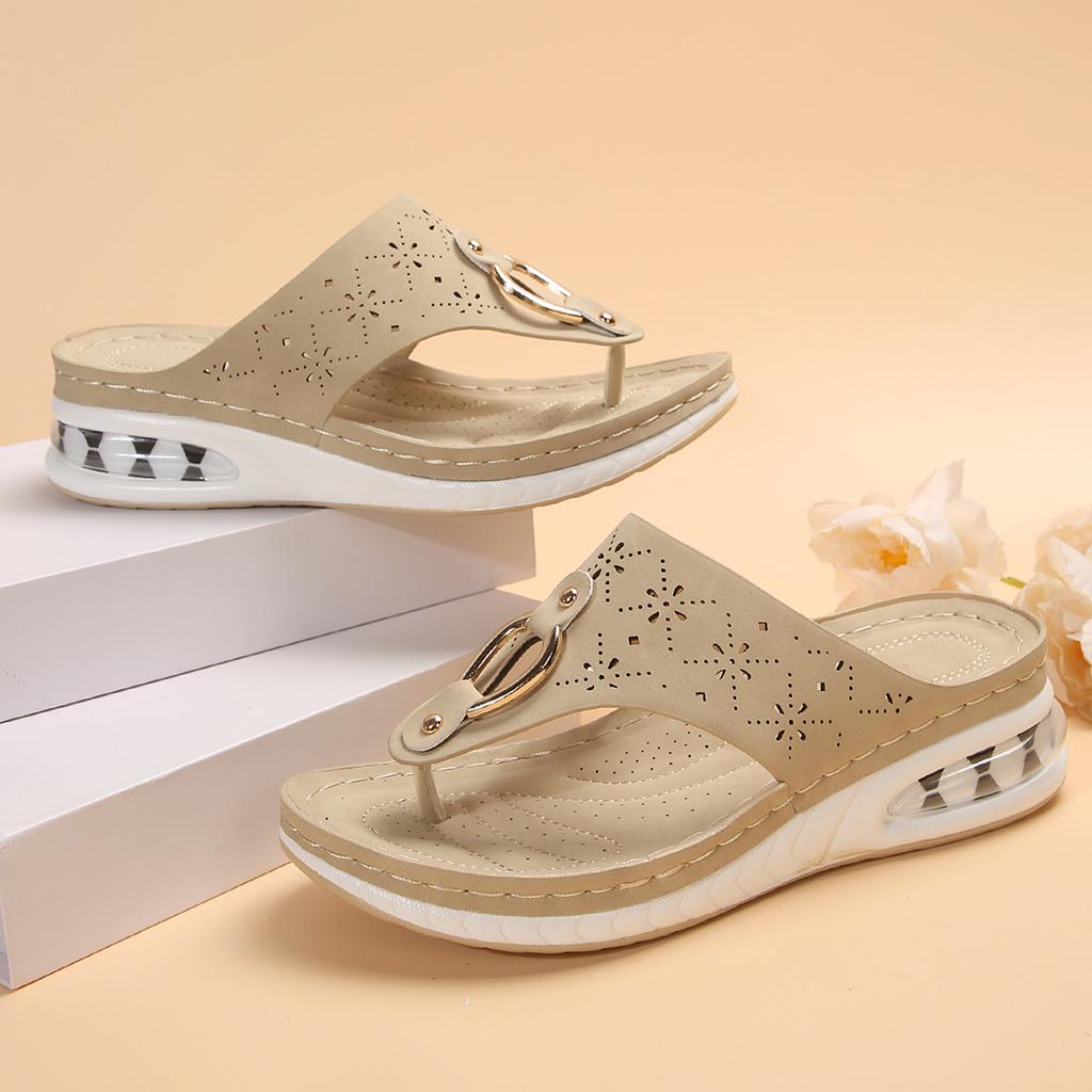 Модная женская летняя обувь 2024 года. Новые шлепанцы с открытым носком. Плоские тапочки. Уличные тапочки на танкетке. Слайды. Повседневные сандалии с металлическими украшениями.