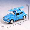 1:36 Красный литой автомобиль Volkswagen Beetle с доской для серфинга, Металлическая модель с механизмом оттягивания и открывающимися дверями, Ретро-игрушка для летнего пляжа для детей