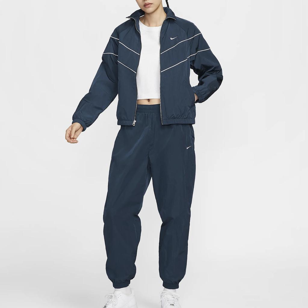 Nike Ветрозащитная куртка свободного покроя с логотипом и защитой от ультрафиолета Женская куртка темно-синего цвета FV6305-480