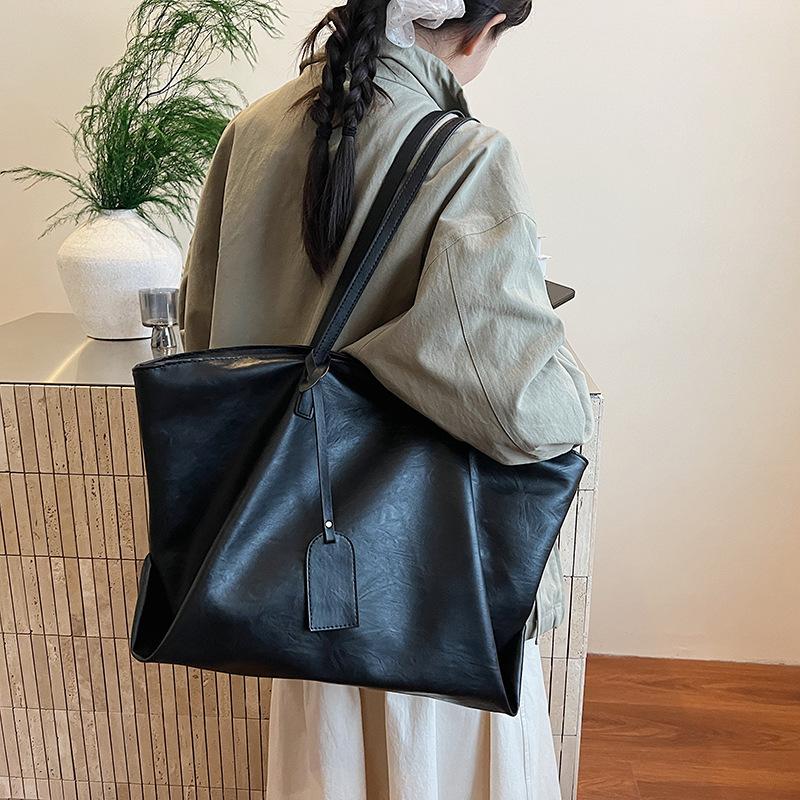 Ретро сумка женская большой вместимости 2025 новая осень и зима простая универсальная на плечо подмышку сумка текстурная сумка-тоут для通勤