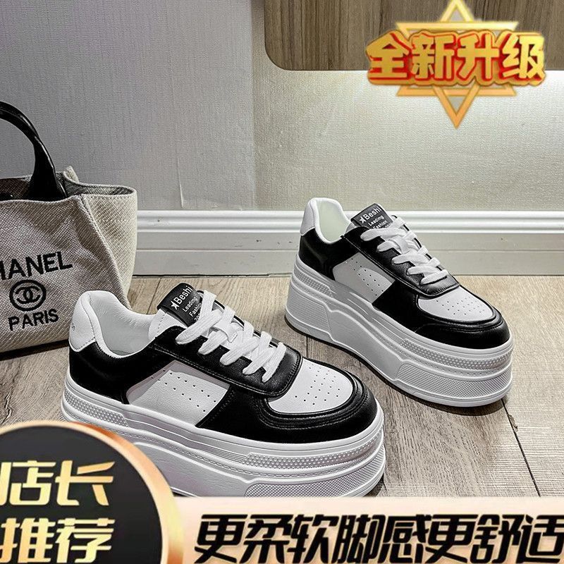 Маленькие белые туфли женские 2025 осень новая внутренняя высота увеличение толстая базовая обувь спорт и отдых маленькие популярные туфли на платформе-маффин